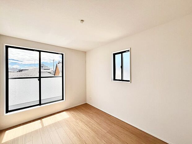 ◆2号棟◆～Bed Room～　2面採光を確保した明るい室内は、風通しも良く、大変居心地の良い空間となっております。爽やかな風を感じて起きる朝は、快適生活の始まりに！日当たりが良い住まい♪