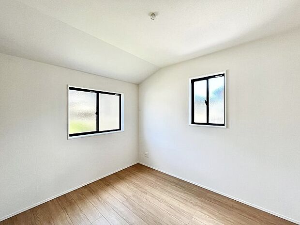 ◆2号棟◆~Bed Room~ マンションと違い部屋数が多いのが戸建てのメリットです。ご家族が増えたことで手狭に感じていた住まいも戸建てでは各居室プライバシーを保つことができます。