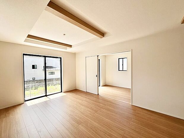 ◆2号棟◆～Living～　飽きの来ないシンプルでおしゃれなLDK。大きな窓から日差しが差し込むので室内も明るく、家族の憩いの場としてピッタリです。開放感と日当たりの良さを是非ご覧ください！