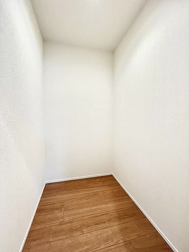 ◆2号棟◆～Walk-in Closet～　たくさんの洋服をかけてもシワになりにくいウォークインクローゼット。洋服以外にも、普段使わない家電やスーツケース、ストック品など何でも片付く嬉しい空間です。