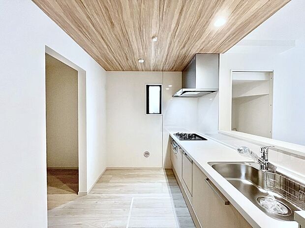 ~Kitchen~ 自然光が入る窓のあるキッチン☆毎日使う場所だからこそ、使い勝手を考慮しました。ゆったりとしたキッチンコーナーは質感豊かな仕上がりとなっております。