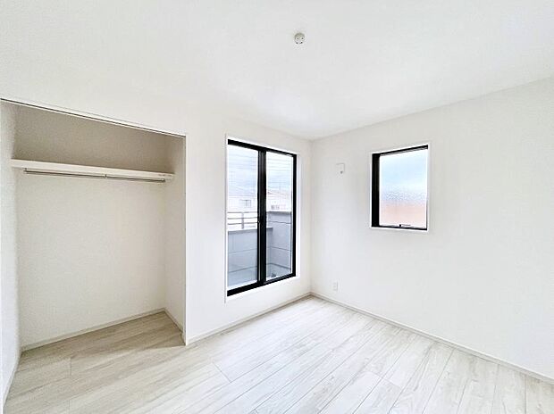 ~Bed Room~ 部屋数が多いのが戸建てのメリットです。ご家族が増えたことで手狭に感じていた住まいも戸建てでは各居室プライバシーを保つことができます。住まいにゆとりが生まれ心もリラックスできます♪