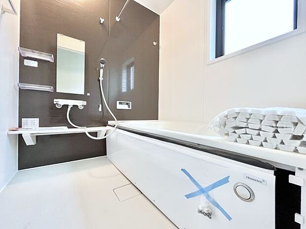 ~Bath Room~ 落ち着いた雰囲気の浴室で明日に向けてリフレッシュ。浴室乾燥機能も付いているので隣の洗濯機置き場で洗い上がった洗濯物を、雨の日も天気を気にせず乾燥させることも可能です。