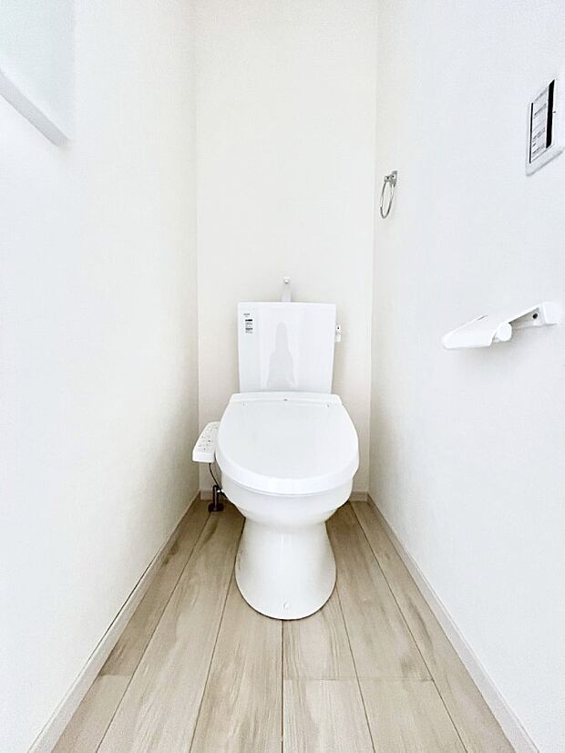 ~Toilet~ 綺麗・スッキリ・快適なウォシュレット付トイレでくつろげる空間です。トイレは毎日使わざるを得ないもの。いつも清潔を保ちたいですね。トイレが2ヶ所あるので朝の混雑時に便利です!
