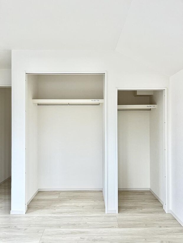 ~Closet~ 壁面クローゼットがあればタンスを置く必要がなく、出っ張りのないスッキリ空間を維持できます。限られたスペースを有効に活用できそう。季節の衣類や趣味の品などたっぷり収納出来ますね♪