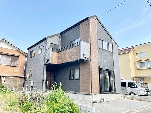 ~Exterior~ 堂々たる趣ながら、主張し過ぎずどこか余裕を感じさせるシャープなフォルムで佇む邸宅は、晴天の空と照らし合わせる事で、本来あるべき完成形の姿を見せてくれます。