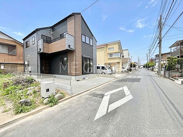 ~Exterior~ 前面道路は閑静な住宅地をはしる車通りの少ない道路。駐車の出し入れもらくらくです!ご不明点・現地見学のご希望は、お気軽にお問い合わせください!