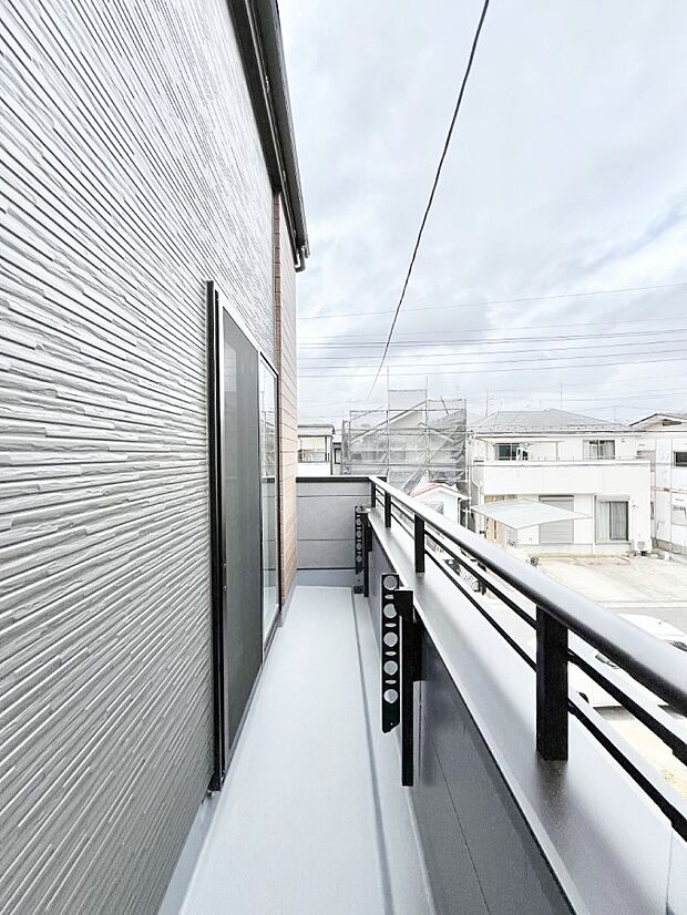 ~Balcony~ バルコニーは温かい陽がさしこみ、お布団や洗濯物を気持ちよく干すことができます。 使いやすく開放的なバルコニーです♪陽ざしがたっぷり降り注ぐ、バルコニー付き住まい。