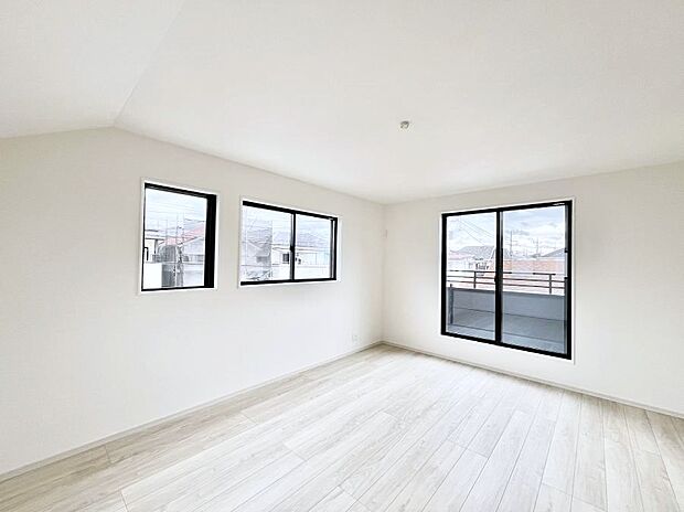 ~Bed Room~ 2面採光を確保した明るい室内は、風通しも良く、大変居心地の良い空間となっております。爽やかな風を感じて起きる朝は、快適生活の始まりに!日当たりや通風がとても良い住まい♪