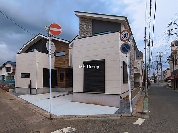 ◆3号棟◆~Exterior~ 角地により陽当り・風通し良好です。うららかな陽射しがどのお部屋にも降り注ぎますように、快適さを追求した間取設計。生活を恵みの豊かな永住の地へと変えてくれます。