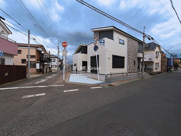 ~Exterior~ 前面道路:南 5.97m 公道、北西 5.93m 公道 住宅地になっているので車量も少なく、静かな立地です。子育て環境も良好です♪♪周辺環境もあわせてご案内させて頂きます。