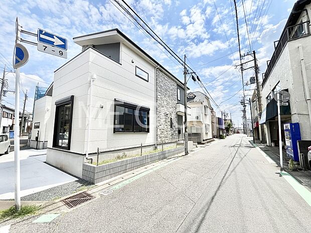 ～Exterior～　前面道路：南 5.97m 公道、北西 5.93m 公道　住宅地になっているので車量も少なく、静かな立地です。子育て環境も良好です♪♪周辺環境もあわせてご案内させて頂きます。