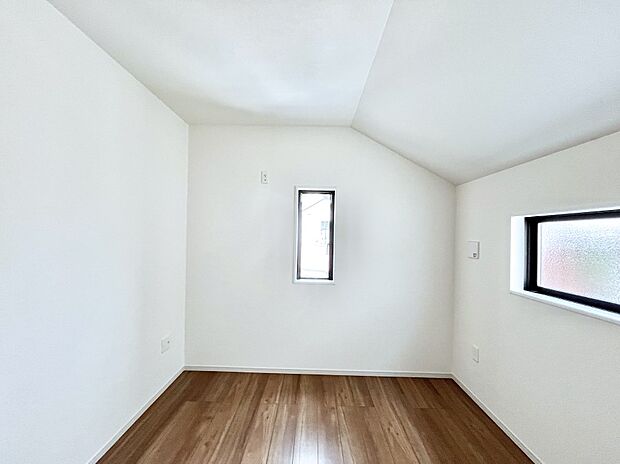 ◆3号棟◆～Bed Room～　マンションと違い部屋数が多いのが戸建てのメリットです。ご家族が増えたことで手狭に感じていた住まいも戸建てでは各居室プライバシーを保つことができます。