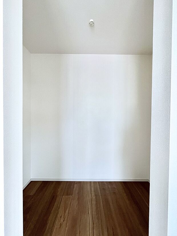 ◆3号棟◆～Walk-in Closet～　たくさんの洋服をかけてもシワになりにくいウォークインクローゼット。洋服以外にも、普段使わない家電やスーツケース、ストック品など何でも片付く嬉しい空間です。