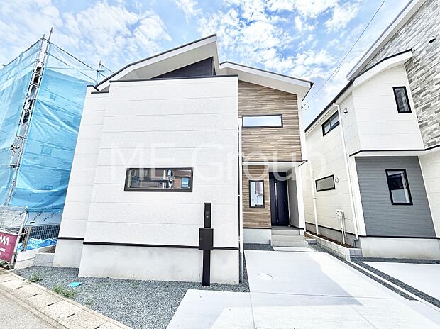 ◆2号棟◆～Exterior～　一戸建ての大きなメリットは、自分達の「土地」を「自由に」使える事です。ガーデニングやＤＩＹ，車やバイクの趣味など様々な用途で利用できます。