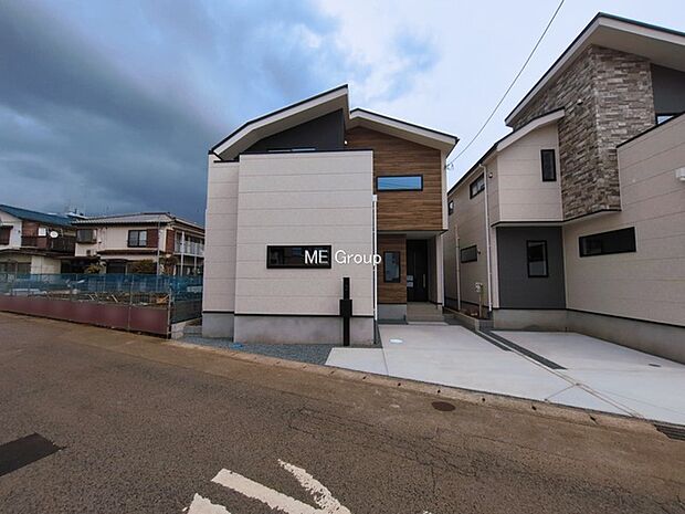 ◆2号棟◆~Exterior~ 一戸建ての大きなメリットは、自分達の「土地」を「自由に」使える事です。ガーデニングやDIY,車やバイクの趣味など様々な用途で利用できます。
