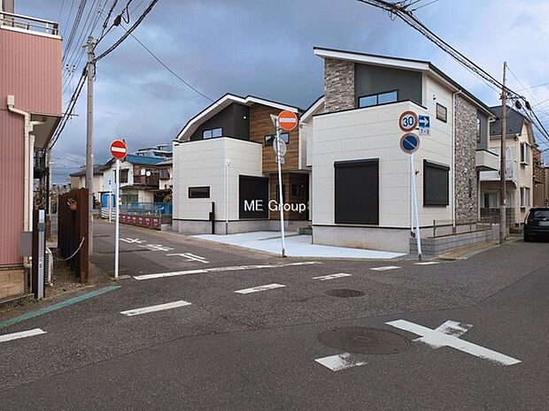 ~Exterior~ 前面道路:南 5.97m 公道、北西 5.93m 公道 住宅地になっているので車量も少なく、静かな立地です。子育て環境も良好です♪♪周辺環境もあわせてご案内させて頂きます。