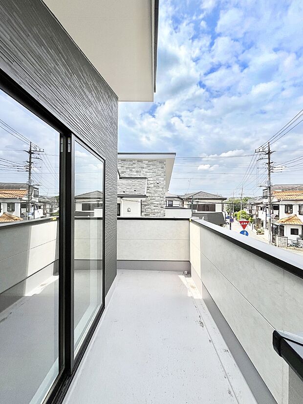 ◆2号棟◆～Balcony～  バルコニーは温かい陽がさしこみ、お布団や洗濯物を気持ちよく干すことができます。使いやすく開放的なバルコニーです♪陽ざしがたっぷり降り注ぐ、バルコニー付き住まい。  