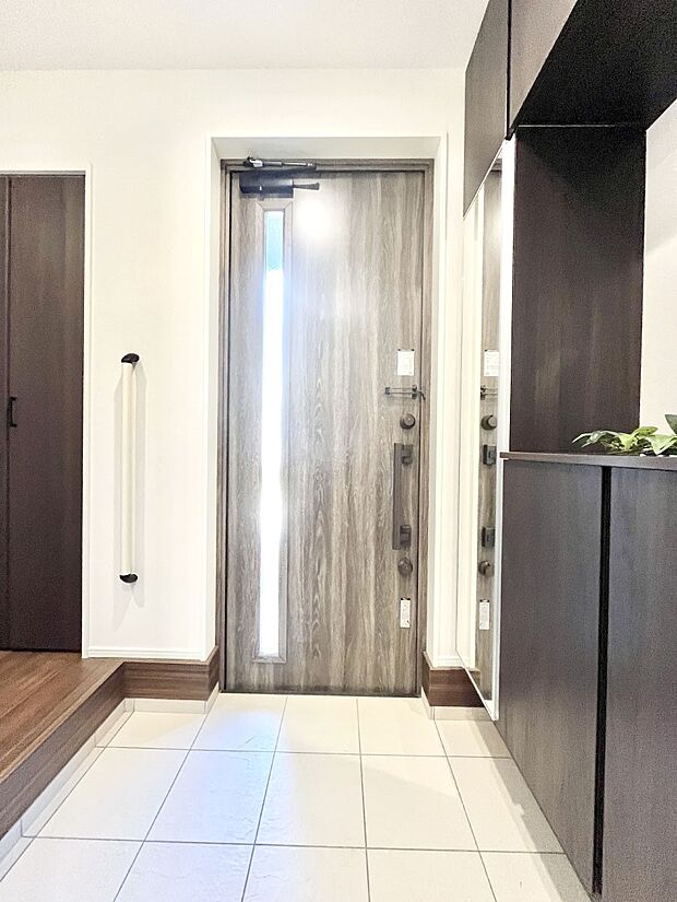 ◆1号棟◆~Entrance~ 家の中でお客様を迎える最初の場所である玄関は、家の印象そのものです!豊富な玄関収納で、常に綺麗に保つことが出来ます♪玄関にはたっぷり収納の下駄箱を完備!