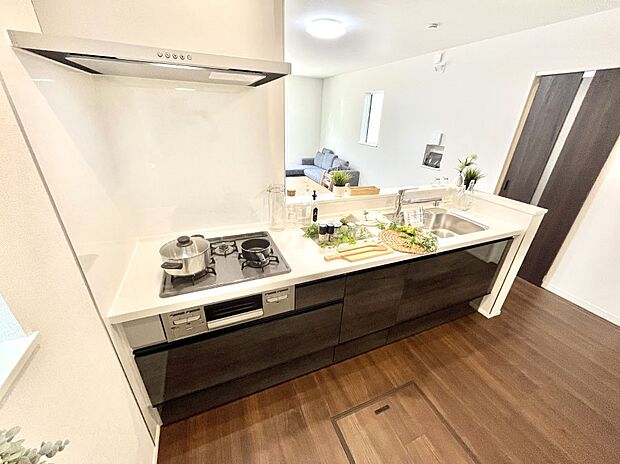 ◆1号棟◆~Kitchen~ 「さぁ今日は何を作ろう」こんなキッチンなら思いっきり料理ができちゃいます。キッチンからはリビングが一望できます。家族がつながるお家がここにございます。