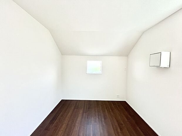 ◆1号棟◆~Bed Room~ 子供部屋はお子様にとって大変重な役割があります。子供一人で過ごす空間を与えることで、宿題や勉強時間も自然と増えまた自ら部屋の片付けや掃除なども促すことに繋がります。