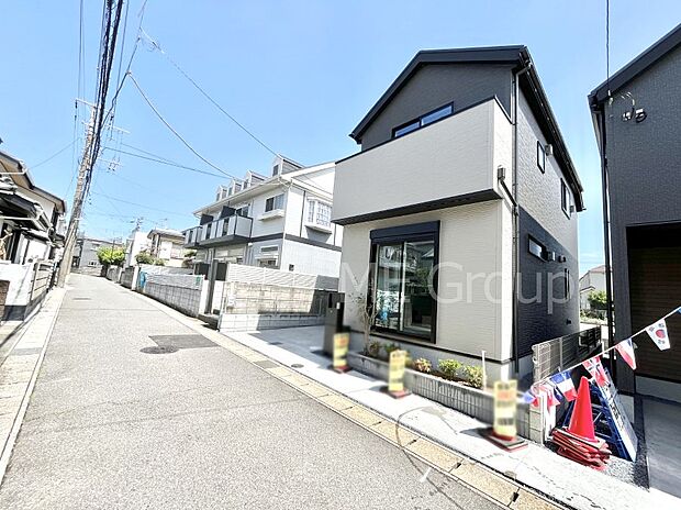 ～Exterior～　前面道路は閑静な住宅地をはしる車通りの少ない道路。駐車の出し入れもらくらくです！ご不明点・現地見学のご希望は、お気軽にお問い合わせください！