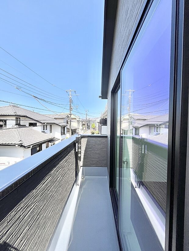 ◆1号棟◆~Balcony~ 大きな空に囲まれた気持ちのいい家。バルコニーを覗くだけで圧倒的な開放感に包まれます。バルコニーは陽がさしこみお布団や洗濯物を気持ちよく干すことができます。