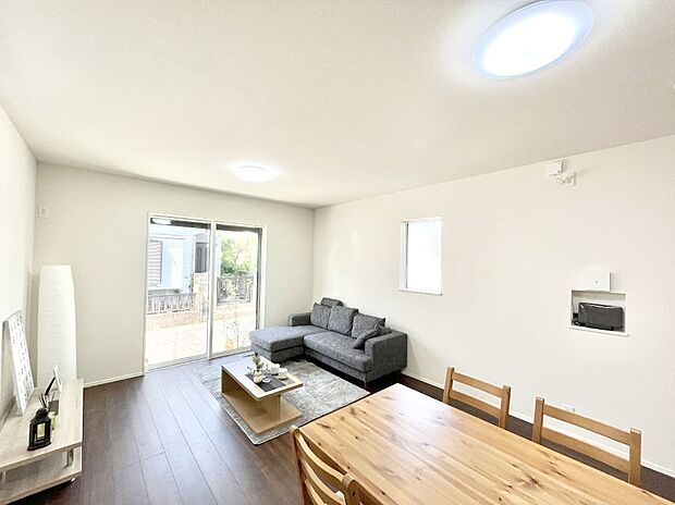 ◆1号棟◆~Living~ 豊かな陽光がこの場所を照らしだす。光溢れるこの空間はみんなの笑顔が集う場所、時を忘れ、つきることのないたわいもない会話を楽しむ時間、たくさんの思いが綴られる場所。