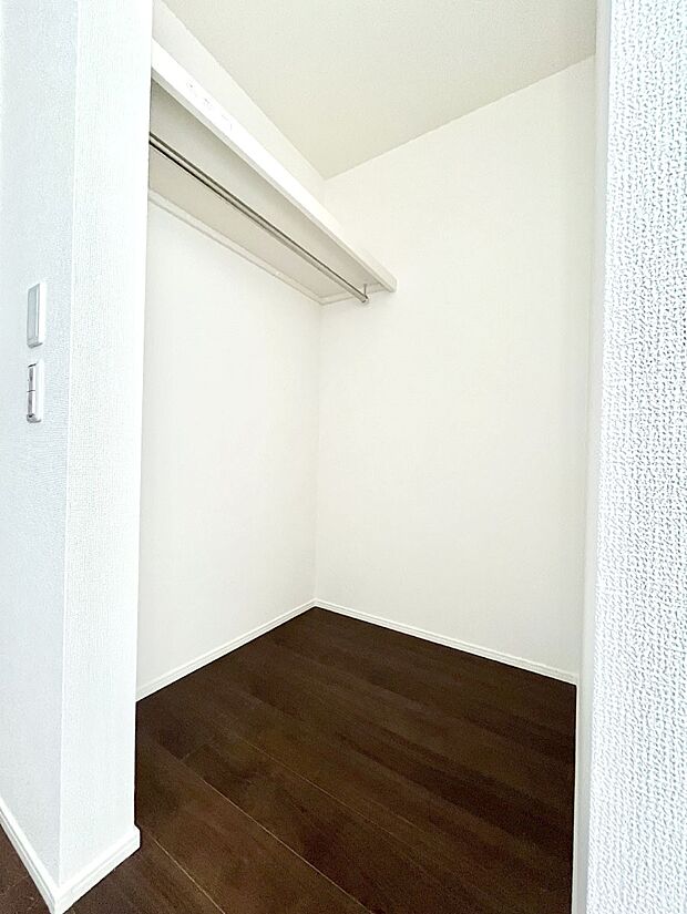 ◆1号棟◆~Walk-in Closet~ たくさんの洋服をかけてもシワになりにくいウォークインクローゼット。洋服以外にも、普段使わない家電やスーツケース、ストック品など何でも片付く嬉しい空間です。