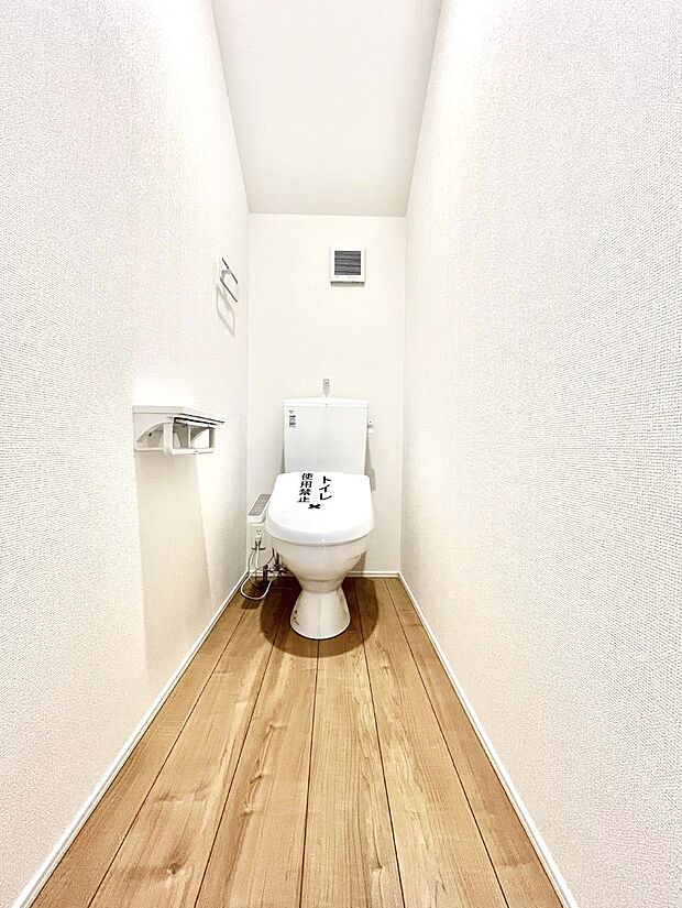◆2-1号棟◆~Toilet~ 清潔感のある水回り♪トイレはウォシュレット付きです◎トイレは毎日使わざるを得ないもの。いつも清潔を保ちたいですね。トイレが2ヶ所あるので朝の混雑時に便利です!