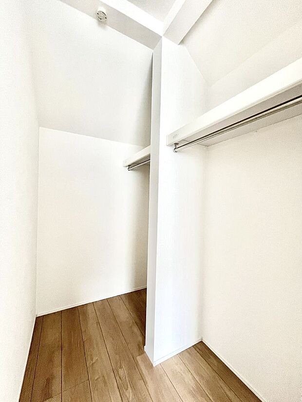 ◆2-1号棟◆~Walk-in Closet~ たくさんの洋服をかけてもシワになりにくいウォークインクローゼット。洋服以外にも、普段使わない家電やスーツケース、ストック品など何でも片付く嬉しい空間。