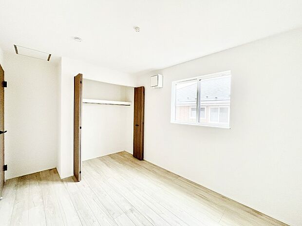 クローゼット付きのお部屋でスッキリとした空間でゆったり寛げます!