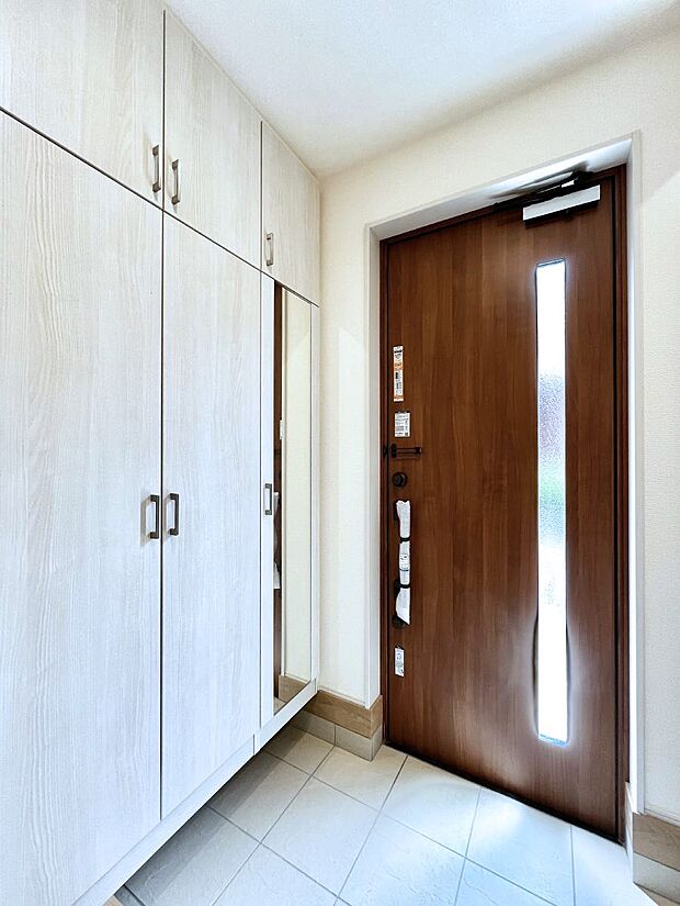 ~Entrance~ 家の中でお客様を迎える最初の場所である玄関は、家の印象そのものです!豊富な玄関収納で、常に綺麗に保つことが出来ます♪玄関にはたっぷり収納の下駄箱を完備!
