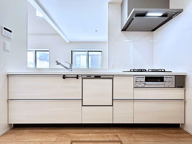 ~Kitchen~ 会話が弾むリビング、料理が愉しくなるキッチン。家は、ただ生活する場ではなく、暮らしを愉しく、快適にする場所。笑顔の毎日、安らぎの日々のために、最新の設備・仕様を採用。