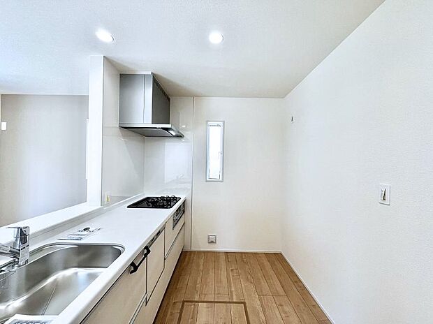 ~Kitchen~ 自然光が入る窓のあるキッチン☆毎日使う場所だからこそ、使い勝手を考慮しました。ゆったりとしたキッチンコーナーは質感豊かな仕上がりとなっております。