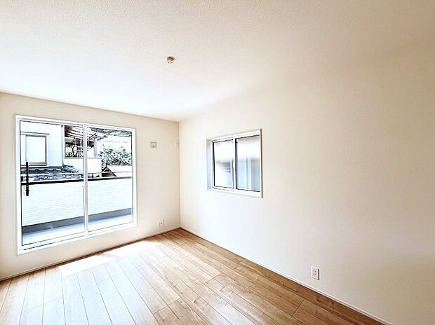 ~Bed Room~ 2面採光を確保した明るい室内は、風通しも良く、大変居心地の良い空間となっております。爽やかな風を感じて起きる朝は、快適生活の始まりに!日当たりや通風がとても良い住まい♪