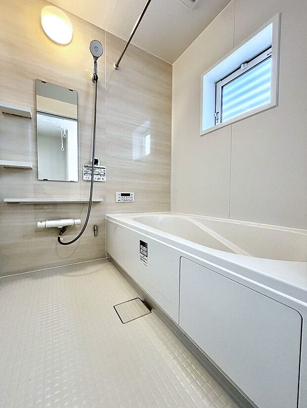 ~Bath Room~ ゆったりと足を伸ばして入浴することが可能!一日の疲れを癒す貴重なバスタイムです。お子様とご一緒でも十分な広さなので、リビングとは違った家族団欒のひと時をお楽しみいただけます。