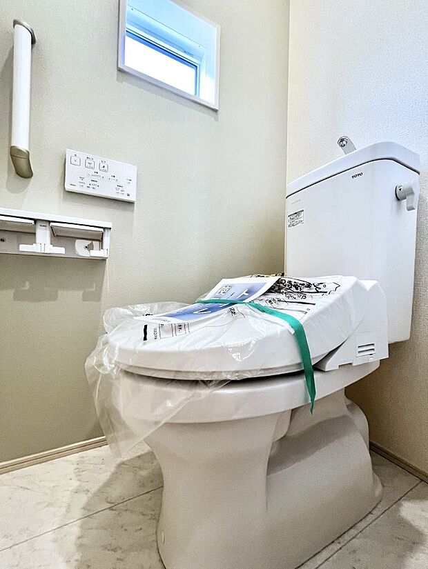 ~Toilet~ 綺麗・スッキリ・快適なウォシュレット付トイレでくつろげる空間です。1、2階共にトイレスペース!採光もあり明るく、快適空間となっております♪毎日使う場所だからこその配慮です!
