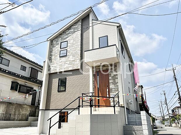 ~Exterior~ 角地により陽当り・風通し良好です。一戸建ての大きなメリットは、自分達の「土地」を「自由に」使える事です。ガーデニングやDIY,車やバイクの趣味など様々な用途で利用できます。