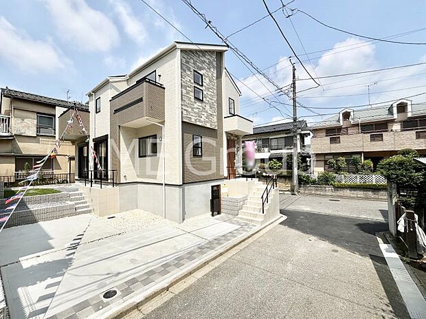 ~Exterior~ 前面道路:北 5.92m 公道、東 4m 公道 低層の一戸建てを中心とした街並みが整然と続き、周辺は高い建物が建っていないので、緑の多い閑静な趣を感じる環境です。