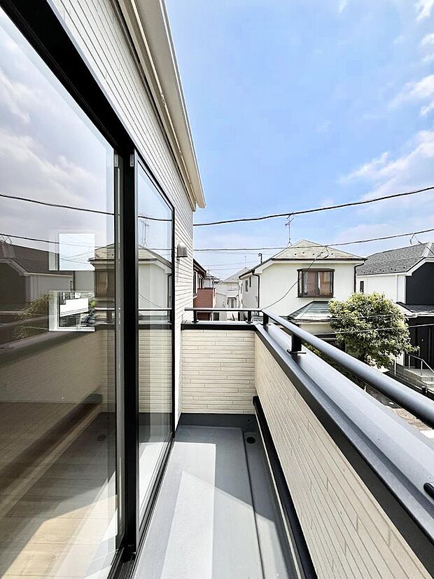 ~Balcony~ 南向きのバルコニーの前には雲以外に太陽を遮るものがありません。お洗濯物も乾きやすく、何より明るく気持ちのいい光が入ってきます。使いやすく開放的なバルコニーです♪