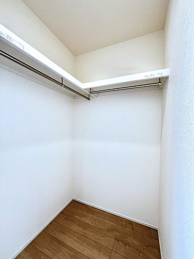 ~Walk-in Closet~ 必要なものやコーディネートを一覧して確認でき、身支度や準備が短時間で済むウォークインクローゼットを設置しました。家の中をすっきりとさせる便利な収納スペースです。