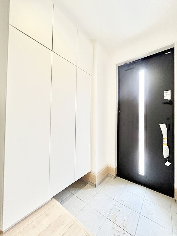 ~Entrance~ 家の中でお客様を迎える最初の場所である玄関は、家の印象そのものです!豊富な玄関収納で、常に綺麗に保つことが出来ます♪玄関にはたっぷり収納の下駄箱を完備!