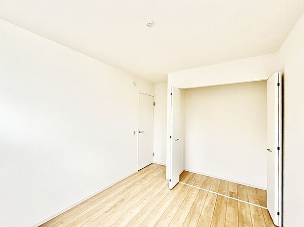 ~Bed Room~ 居室には収納クローゼットを完備!普段使いのお洋服や小物はもちろん、季節物のお洋服などもしっかりと整理整頓おしまい頂けます。 居室空間を広く使用できますね。