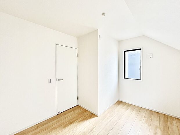 ~Bed Room~ 部屋数が多いのが戸建てのメリットです。ご家族が増えたことで手狭に感じていた住まいも戸建てでは各居室プライバシーを保つことができます。住まいにゆとりが生まれ心もリラックスできます♪