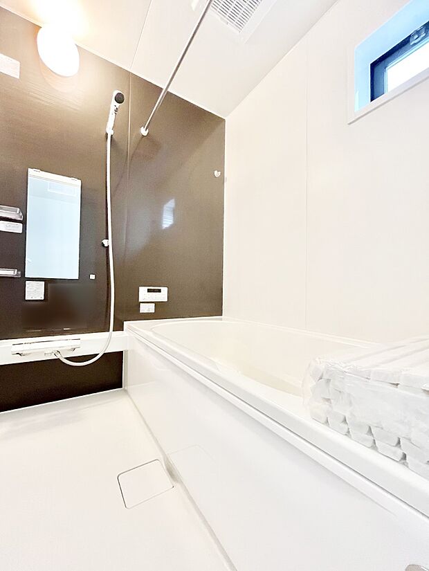 ~Bath Room~ ゆったりと足を伸ばして入浴することが可能!一日の疲れを癒す貴重なバスタイムです。お子様とご一緒でも十分な広さなので、リビングとは違った家族団欒のひと時をお楽しみいただけます。