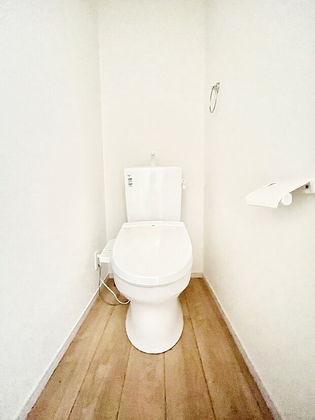 ~Toilet~ 綺麗・スッキリ・快適なウォシュレット付トイレでくつろげる空間です。トイレは毎日使わざるを得ないもの。いつも清潔を保ちたいですね。トイレが2ヶ所あるので朝の混雑時に便利です!