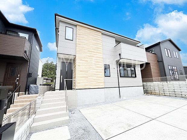 ~Exterior~ 一戸建ての大きなメリットは、自分達の「土地」を「自由に」使える事です。ガーデニングやDIY,車やバイクの趣味など様々な用途で利用できます。