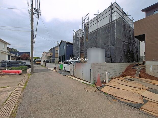 ~Exterior~ 前面道路:南 4m 公道 前面道路は閑静な住宅地をはしる車通りの少ない道路。駐車の出し入れもらくらくです!ご不明点・現地見学のご希望は、お気軽にお問い合わせください!