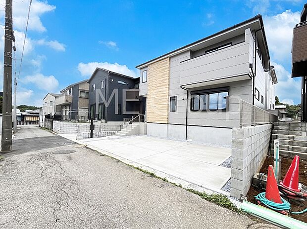 ~Exterior~ 前面道路:南 4m 公道 前面道路は閑静な住宅地をはしる車通りの少ない道路。駐車の出し入れもらくらくです!ご不明点・現地見学のご希望は、お気軽にお問い合わせください!
